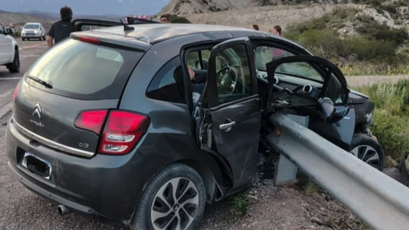En un aparatoso accidente resultaron dos personas heridas de gravedad